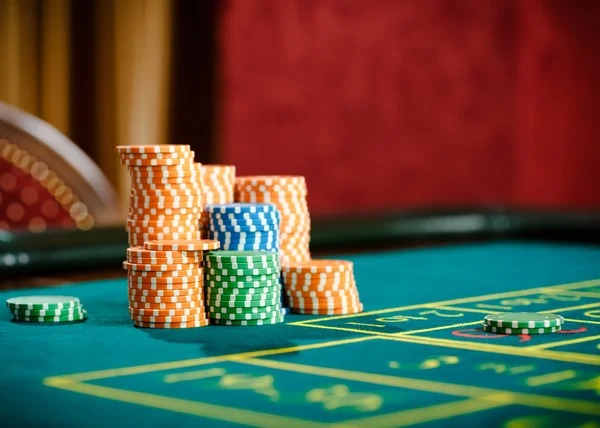 Live Sic Bo table on okekode with dealer and dice